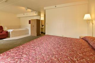 Super 8 by Wyndham Bloomington/Airport - Bloomington - 5