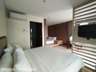 Kluang Container Swimming Pool Hotel - 1