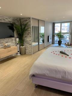 Le Menhir Jacuzzi Lit 200x200 - Le Cendre - 1