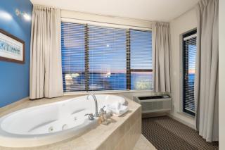 Ocean Promenade Hotel - White Rock - 8