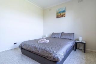 Fantastic Three Bedroom Home Close to City and Airport - Melbourne - 3