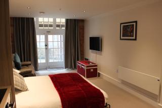 Waters Edge at Cocoa Suites - 9