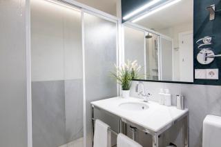 Central Deluxe Apartments - 8