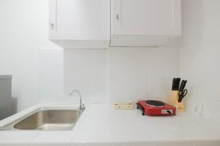 Minimalist Studio at Azalea Suites Cikarang Apartment By Travelio - Bekasi - 7