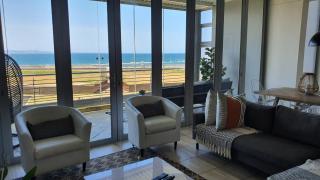 Accommodation Front - Gorgeous 4 Sleeper Beachfront Apartment - Durban - 8