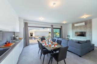 Villa Marlene, walking distance to Coral Beach! - 2