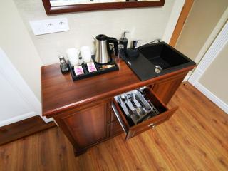 CORNER HOUSE - 9