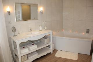 Au Coeur Des Hôtes - 9