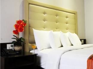 Castle Peak Hotel - 5