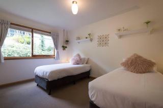Best Location in Hobart! Luxury 4 bedroom with stunning views - Hobart - 1