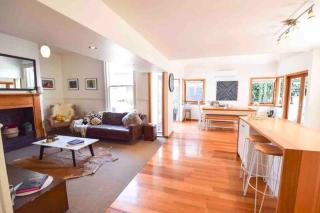 Best Location in Hobart! Luxury 4 bedroom with stunning views - Hobart - 0