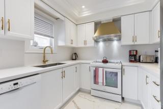 Luxury Adventure, Rutherford Go station & Wonderland - Vaughan - 2