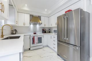 Luxury Adventure, Rutherford Go station & Wonderland - Vaughan - 3