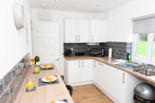 Charming 2 Bedroom House - Free Parking - Great Location - Tamworth - 1