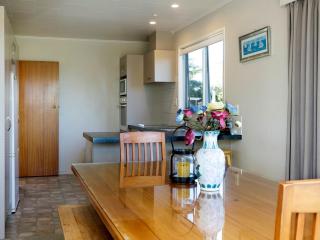 This Bach Has it All - Rainbow Point Holiday Home - Taupo - 3