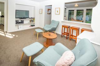 Hop, Skip and Jump to the Lake - Te Anau House - 7