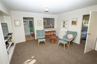 Hop, Skip and Jump to the Lake - Te Anau House - 6