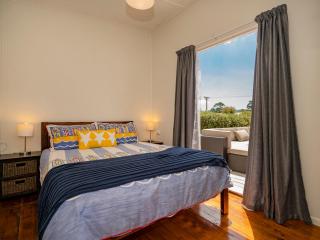 Pipi Palace - Whangamata Bach - 1