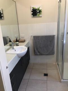 Central executive 4br townhouse - Albury - 2
