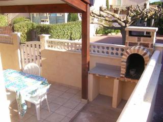 Belle villa d'angle, 6 couchages, cuisine climatisée, 3 chambres terrasse ombragée parking dans résidence sécurisée avec piscine commune, 400 m de la mer, LROND24 - Portiragnes - 9