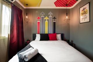 The Terminal 1 Stay - Steps From Nightlife and Airport - 1