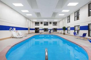 Super 8 by Wyndham Jacksonville AR - 8