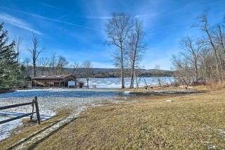 Cozy Stockbridge Cabin - Walk to Beach and Lake! - 9