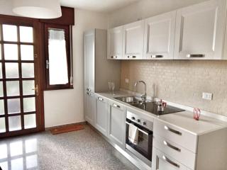 Red Tower Venice Apartment - 2 mins from VCE Airport- free Wifi - 6