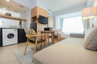 Modern and Spacious Studio Grand Kamala Lagoon Apartment By Travelio - Bekasi - 2