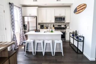 2 Blocks from Beach-Sleeps 16 - 0