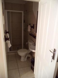 Heatherdale Guesthouse & Shuttle Services - 1