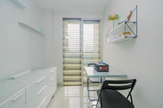 Minimalist and Posh 1BR The Oasis Cikarang Apartment By Travelio - Bekasi - 7