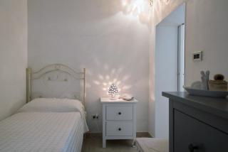 White House Flats & Studios - 3