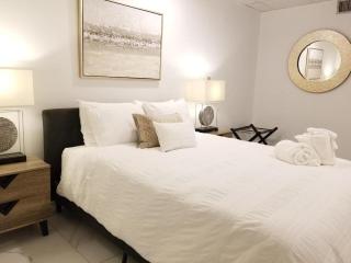 7 BR- Sleeps 15! Famous Lakefront Amazing Property! - New Orleans - 3