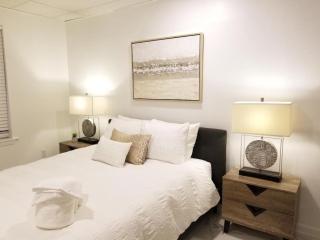 7 BR- Sleeps 15! Famous Lakefront Amazing Property! - New Orleans - 4