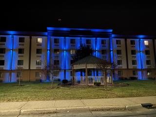 Days Inn and Suites by Wyndham Hammond, IN - Hammond - 2