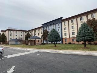 Days Inn and Suites by Wyndham Hammond, IN - Hammond - 4