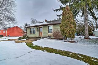 Modern Home with Backyard, 1 Mi to Dtwn Sturgeon Bay - 7