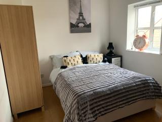 2 Bed Duplex Penthouse Apartment by Mathew Street Sleeps 6 - Liverpool - 9