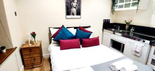 White's Row Resident - London - 6