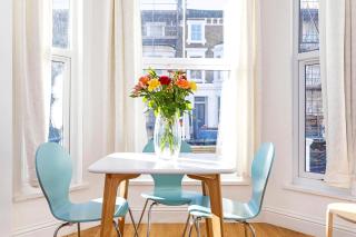 Stylish 2 Bed Apartment-Zone 2 - 10 Minutes to the heart of London- sleeps up 8 - 4