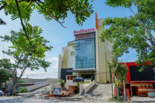 RedDoorz Plus near Hotel Benua Kendari - Pulupanda - 9