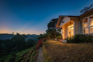 Vaga Roville- Tea Plantation Valley View by StayVista - Vagamon - 9