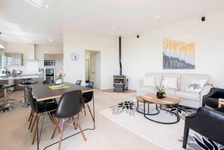 Hilltop Getaway - Views and Spa Pool! - 4