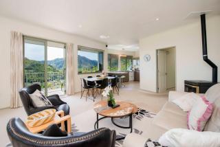 Hilltop Getaway - Views and Spa Pool! - 5