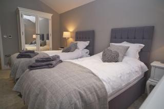 Ullswater View a luxurious ground floor home with 2 bedrooms and bathrooms with lake view - 6