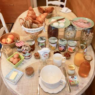 NATURALBNB - Chambres d'hôtes bios, éthiques - Au calme, confort dans résidence fermée - PARKING GRATUIT, SECURISE - Garage vélos et motos - OFFERT SUPER PETIT DEJEUNER local et bio sucré salé - Villeurbanne - 7