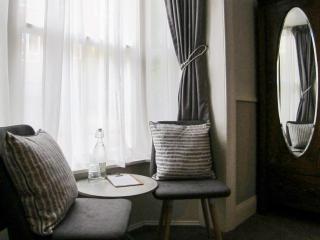 Stone's Throw Guest House - 6