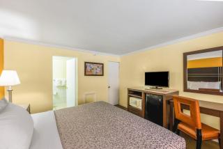 Econo Lodge Beach and Boardwalk - Atlantic City - 8