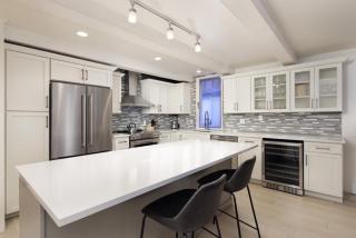 Chateau Snow Unit 202, Renovated Condo with Great Natural Light, Excellent Location - 9